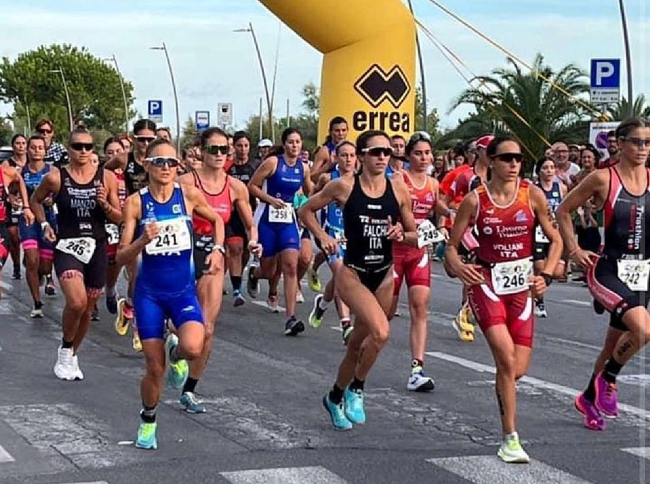 Chiara Ingletto (pettorale 241) vince The Night of Triathlon Costa Riviera Apuana 2022, trasformato in duathlon sprint