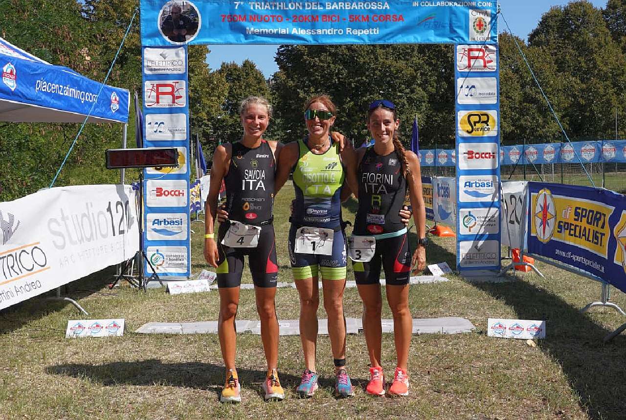 Il podio femminile del 7° Triathlon Sprint del Barbarossa a Lodi: vince Gloria Cisotto