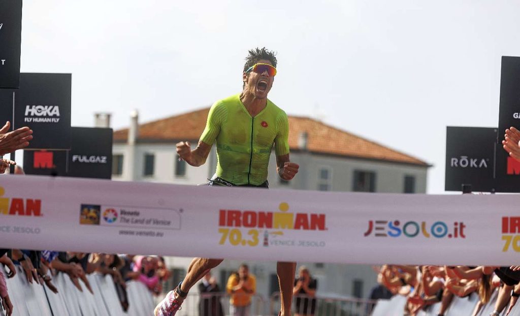 Alessandro Fabian trionfa il 9 ottobre 2022 nella 2^ edizione dell'Ironman 70.3 Venice-Jesolo (Foto: Jan Hetfleisch/Getty Images for IRONMAN)