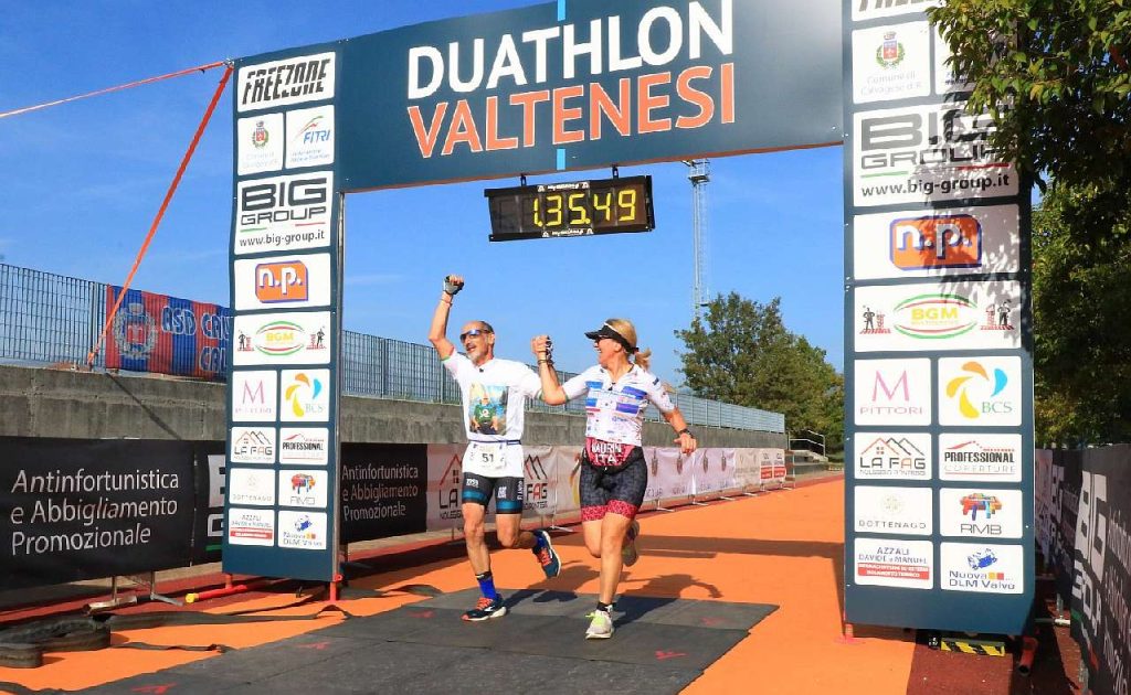 Roberto Russo di Parkinson&Sport conquista il suo traguardo al Duathlon Valtenesi 2022 insieme con Anna Laura Maurin