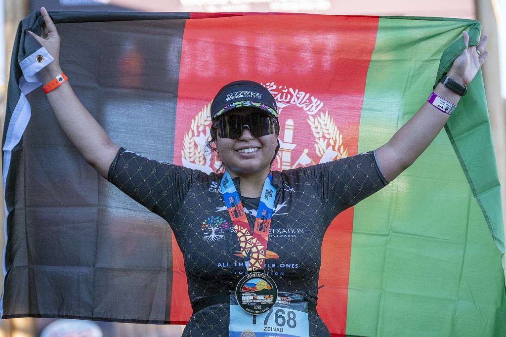 Il 28 ottobre 2022 Zeinab Rezaie è stata la prima donna afgana a terminare un Ironman 70.3 World Championship (Foto: Donald Miralle)