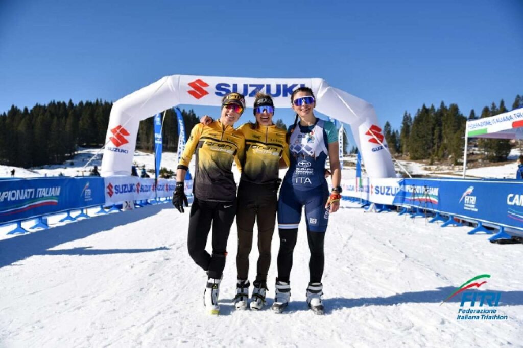 Il podio assoluto femminile dei Campionati Italiani Winter Triathlon Asiago 2023, vince Sandra Mairhofer (Foto: Alessandro Marsili / FITri)