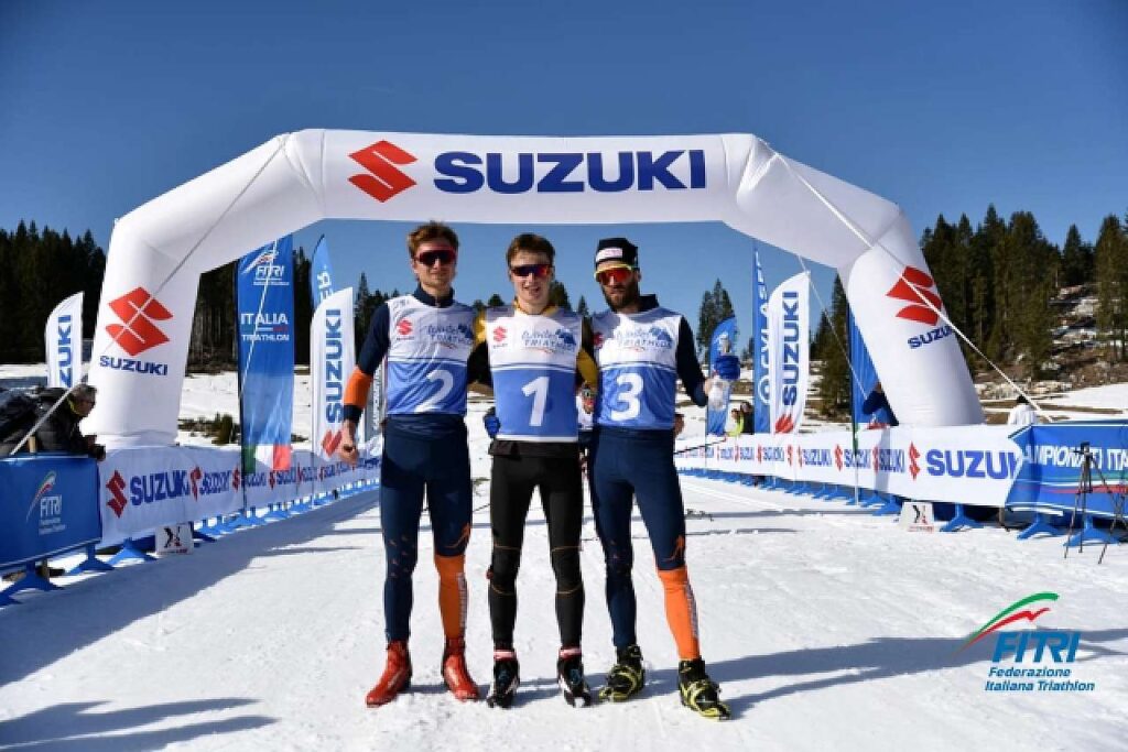 Il podio assoluto maschile dei Campionati Italiani Winter Triathlon Asiago 2023, vince Franco Pesavento (Foto: Alessandro Marsili / FITri)