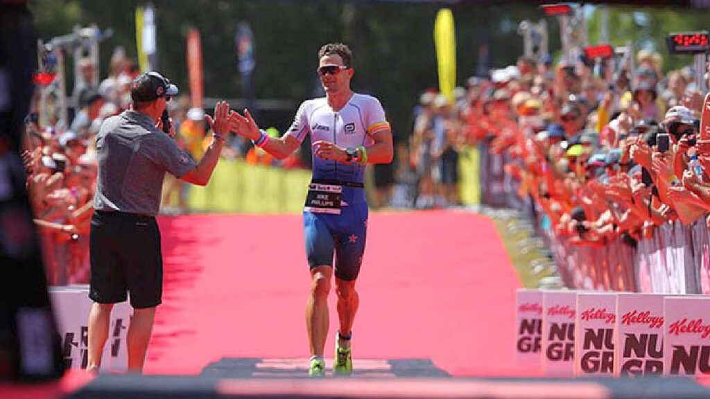 Mike Phillips vince l'Ironman New Zealand 2023