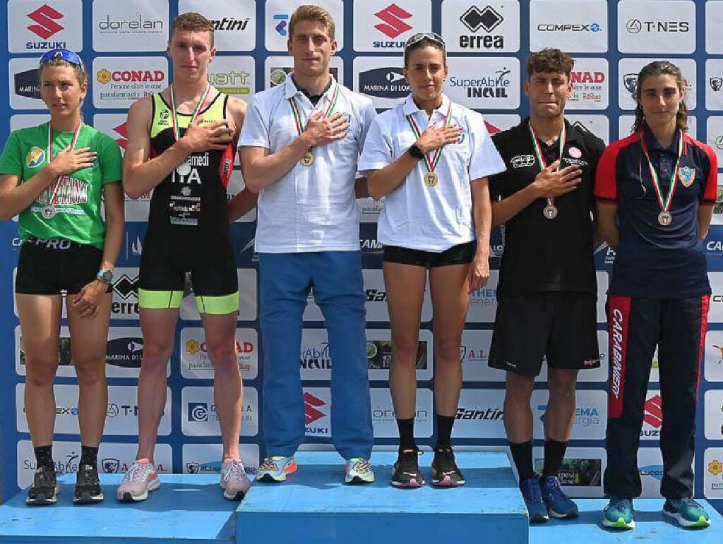 Il podio dei Campionati Italiani Universitari di triathlon 2023, distanza sprint, a Loano: vincono Asia Mercatelli e Samuele Angelini