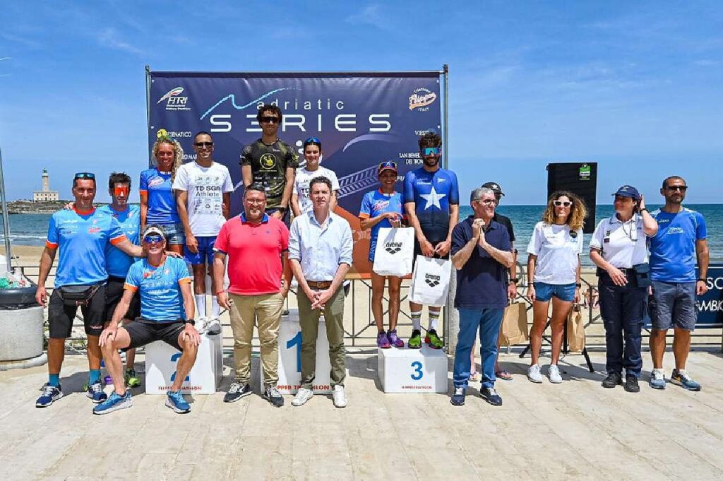 Il podio assoluto dell'Adriatic Series Vieste Triathlon Olimpico 2023: vincono Alessia Righetti e Simone Ceddia (Foto: Roberto Del Bianco / Adriatic Series)