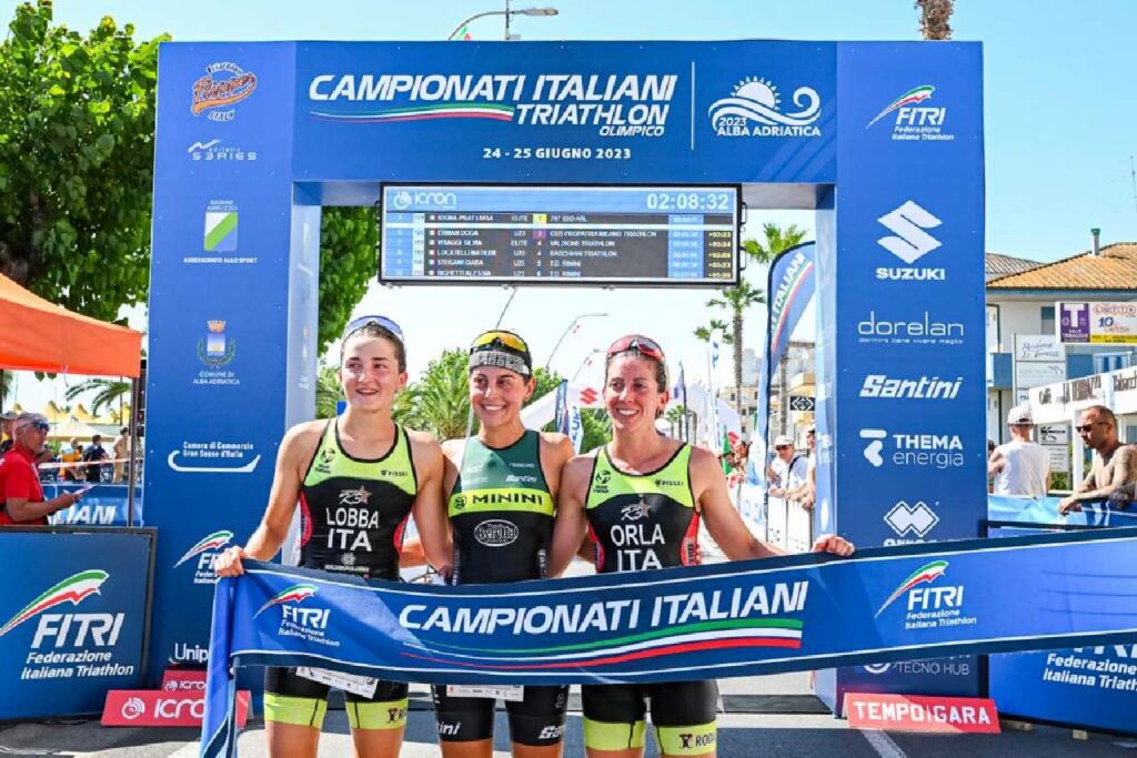 Il podio femminile dei Campionati Italiani di Triathlon Olimpico Assoluti e Under 23 2023 ad Alba Adriatica: vince Luisa Iogna-Prat (Foto: Roberto Del Bianco / Flipper Triathlon)