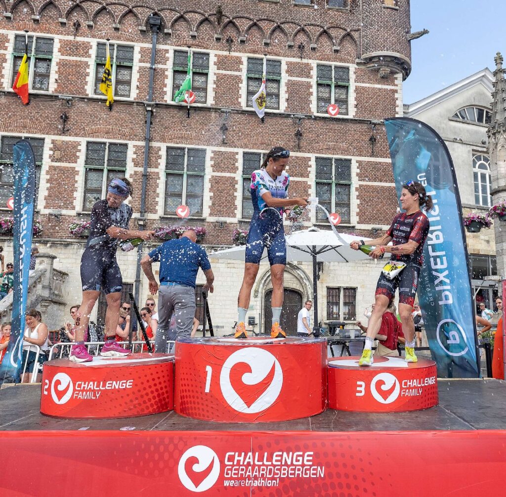 Il podio del Challenge Geraardsbergen 2023: vince Margie Santimaria, terza Marta Bernardi (Foto: José Luis Hourcade)