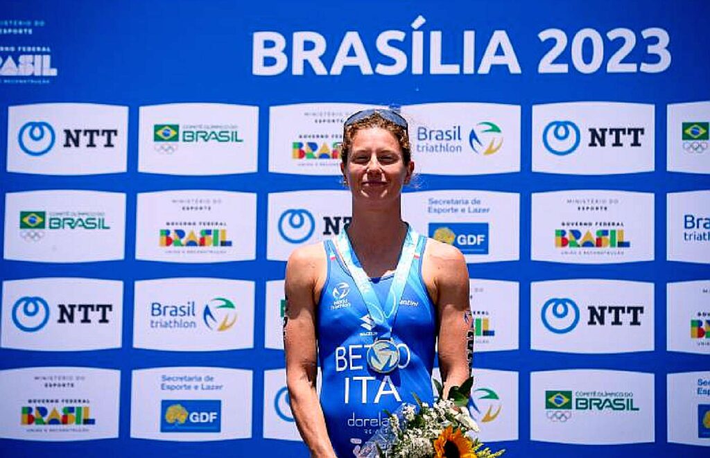 Alice Betto sul gradino più alto del podio della World Triathlon Cup Brasilia 2023 (Foto: World Triathlon)