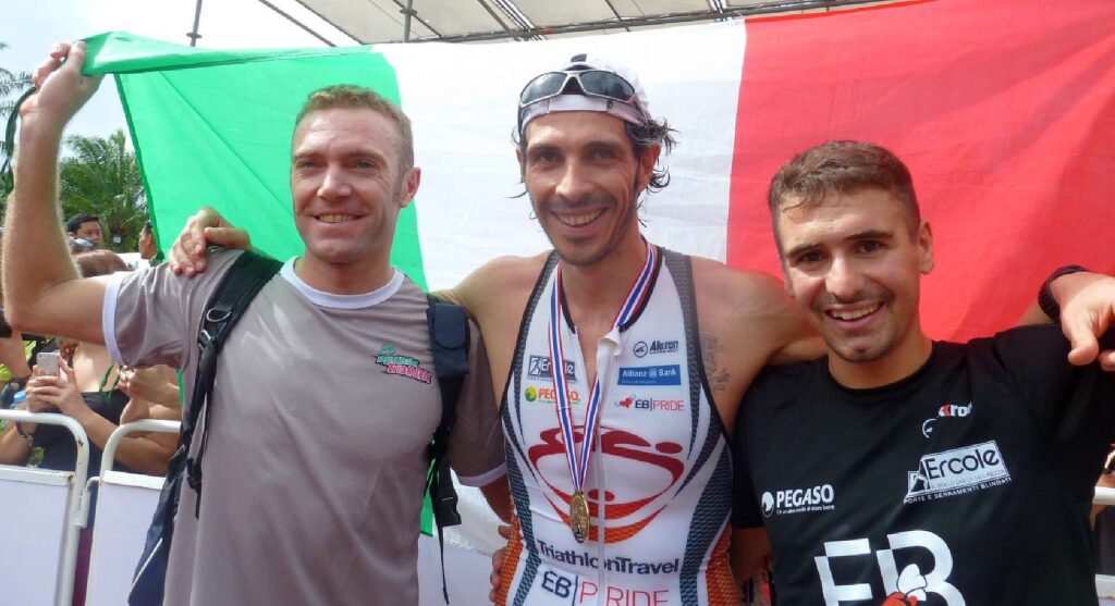 Emiliano Brembilla al traguardo del Laguna Phuket Triathlon 2013 insieme con Massimo Cigana e Alberto Casadei