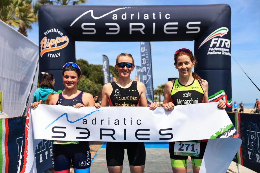 Il podio femminile dell'Adriatic Series Cupra Marittima Triathlon Olimpico Gold: vince Verena Steinhauser (Foto Flipper Triathlon)