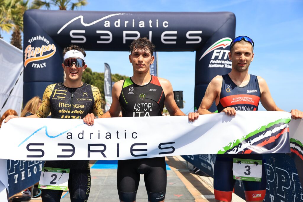 Il podio maschile dell'Adriatic Series Cupra Marittima Triathlon Olimpico Gold: vince Nicolò Astori (Foto Flipper Triathlon)