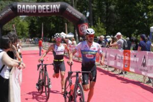 Michele Sarzilla, nella foto insieme a Davide Ingrillì, vince il Deejay Tri Sprint 2024 (Foto Matteo Oltrabella)
